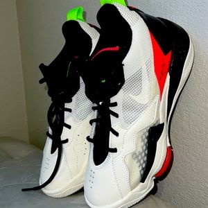 Jordan Zoom ’92 size 7 in young men. I wore once.
